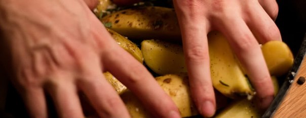 Картофель, запеченный с розмарином и пармезаном.