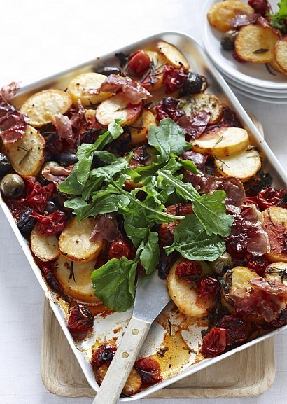 Картофель, запеченный с помидорами, оливками и розмарином.