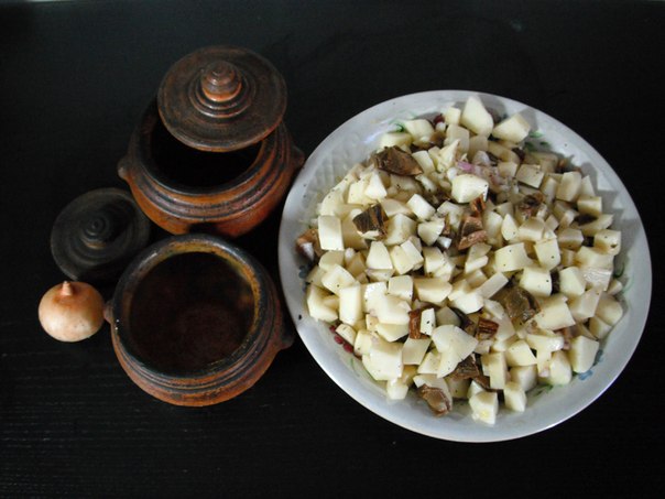 Картофель с грибами и курицей в горшочках, с крышкой из теста. 