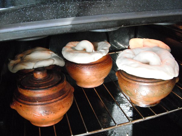 Картофель с грибами и курицей в горшочках, с крышкой из теста. 