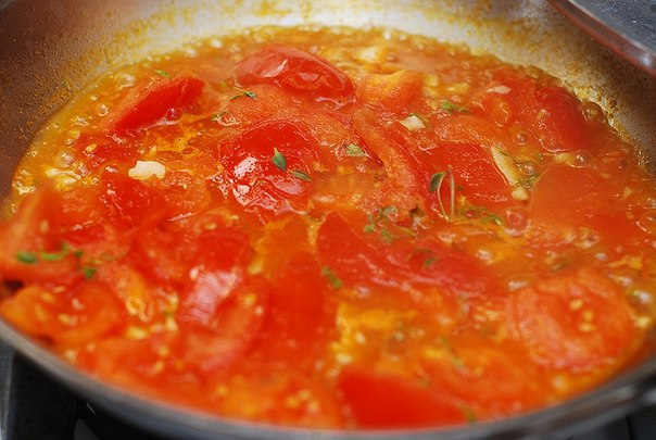 Равиоли со шпинатом и сыром рикотта, в томатном соусе.