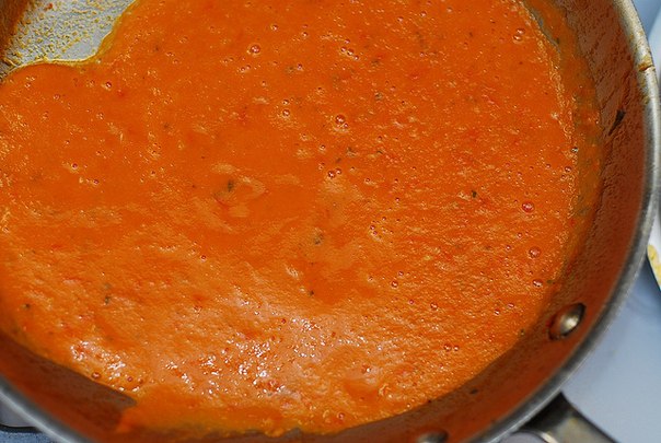 Равиоли со шпинатом и сыром рикотта, в томатном соусе.