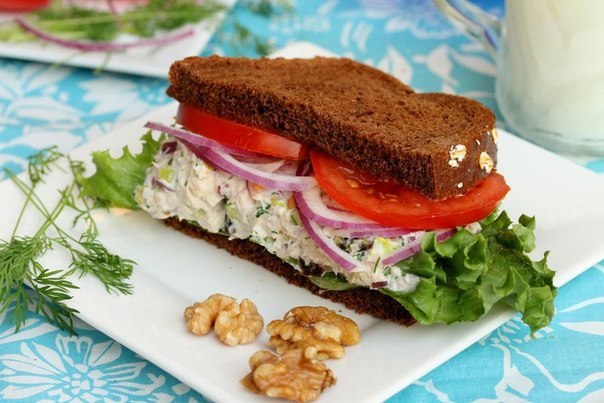Сэндвич с салатом из тунца.