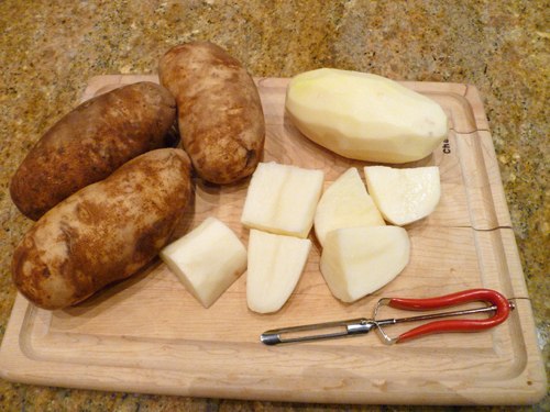 Картофельный салат с красным луком и петрушкой.