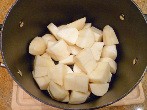 Картофельный салат с красным луком и петрушкой.