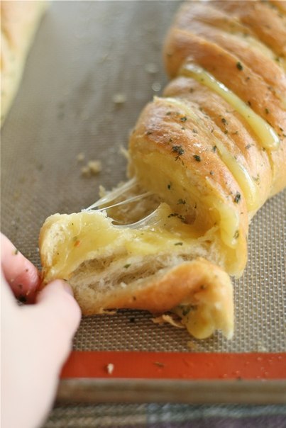 Сырно-чесночный хлеб.