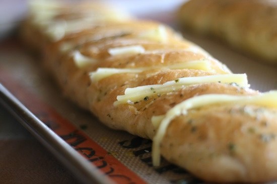 Сырно-чесночный хлеб.