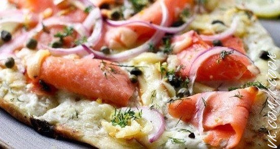 Пицца с красной рыбой под сыром моцарелла