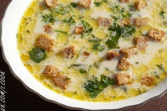 Суп из сыра стилтон с пармезановыми гренками
