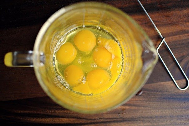 Запеченные яичные чашечки с сосисками и картофелем.