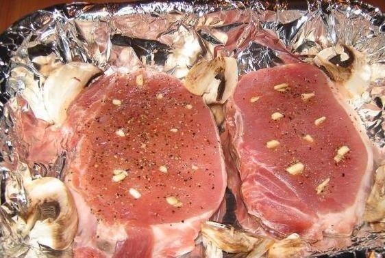 Острая свинина с сыром и грибами в духовке.
