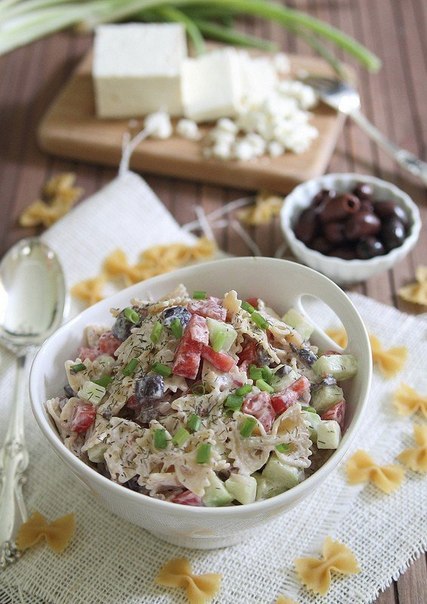 Греческий салат с макаронами.