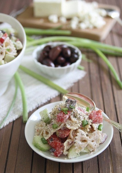 Греческий салат с макаронами.
