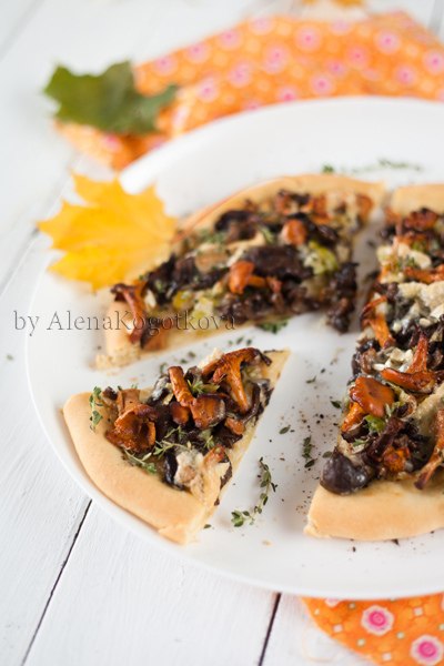 Пицца с лесными грибами, чесночной пастой и Камамбером.
