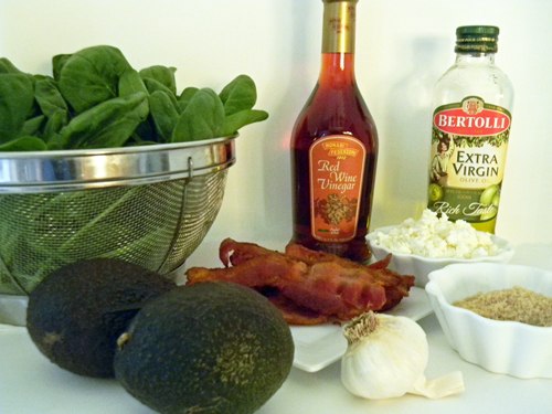 Салат из шпината с беконом, фетой и авокадо.