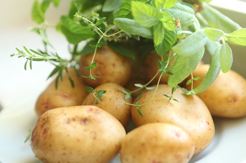 Картофель с ароматными травами.