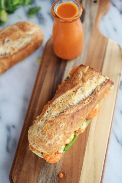 Сэндвич-гриль с креветками и острым соусом для пикника.