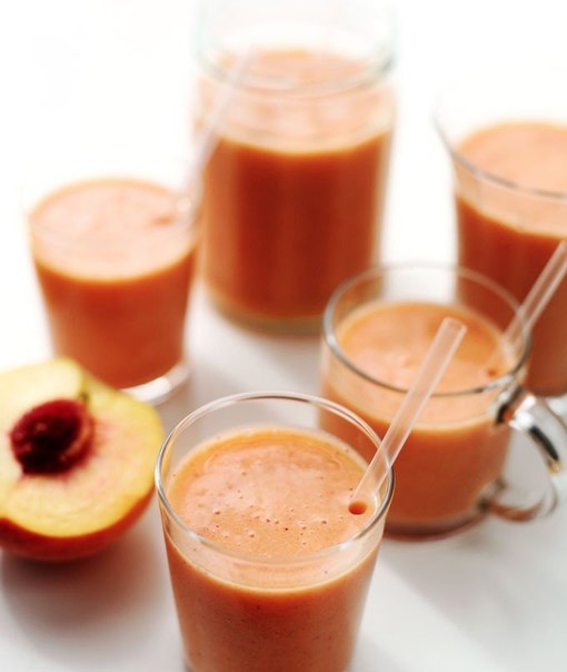 Персиково-ягодный коктейль.
