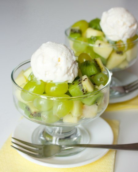 Зеленый фруктовый салат с мороженым.