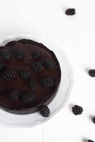 Простой шоколадный торт с ежевикой без выпечки.