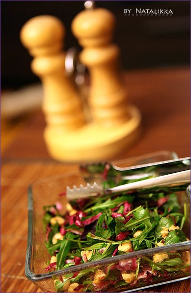 Салат из рукколы с запеченной свеклой, фундуком и французской заправкой.