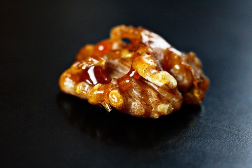 Жареные грецкие орехи в сахаре.