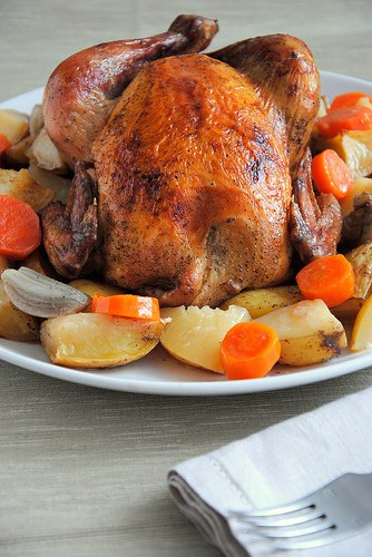 Курица запеченная с картофелем и морковью в белом вине.