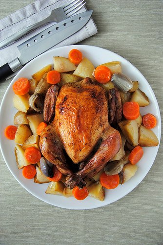 Курица запеченная с картофелем и морковью в белом вине.