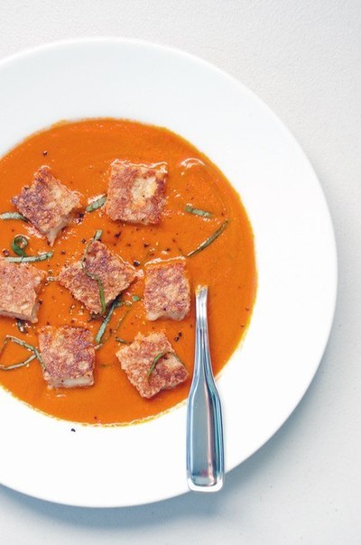 Острый томатный суп с сырными гренками.