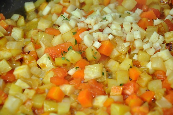 Гороховый суп с овощами.