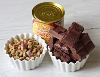 Шоколадная помадка с вареной сгущенкой и орехами