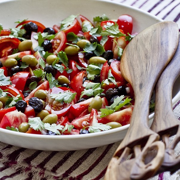 Помидорный салат с оливками и кориандром.