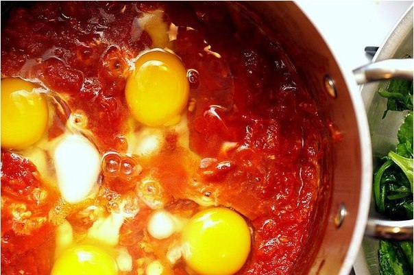 Яйца в томатном соусе со шпинатом.