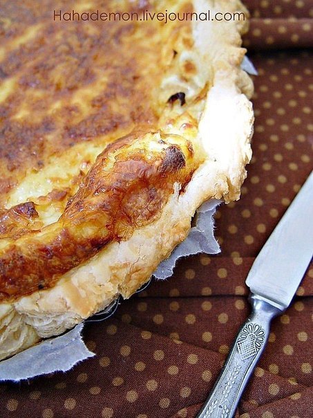 Луково-сырный тарт на слоеном тесте.