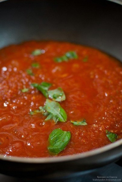 Открытая лазанья с мидиями, кальмарами, оливками и сладким томатным соусом.