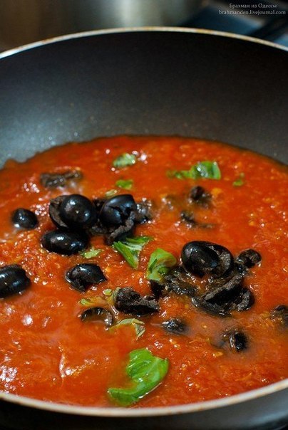Открытая лазанья с мидиями, кальмарами, оливками и сладким томатным соусом.