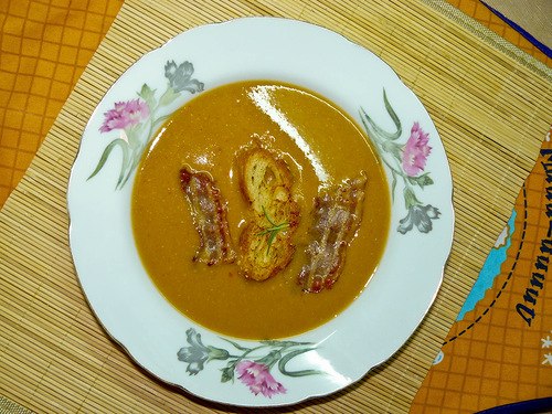 Крем-суп с чечевицей и баклажанами.