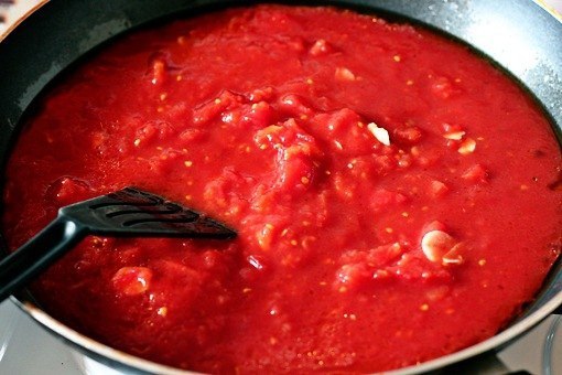 Паста фарфалле с томатно-сырным соусом.