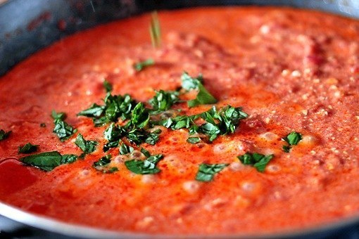 Паста фарфалле с томатно-сырным соусом.