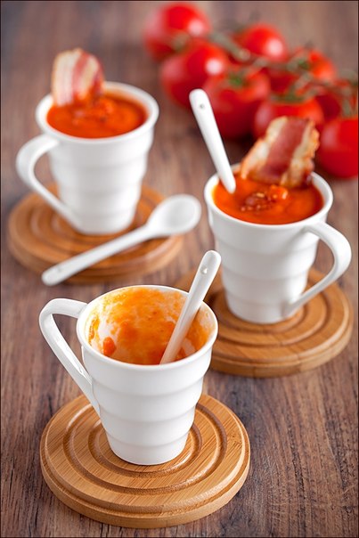 Суп из тыквы и томатов с беконом.