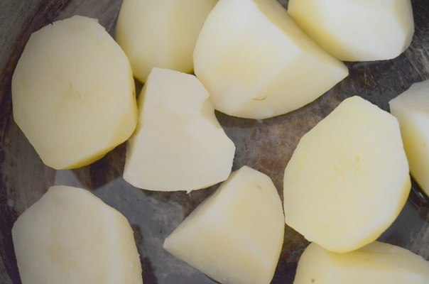 Куриные тефтельки в картофельных карзиночках.