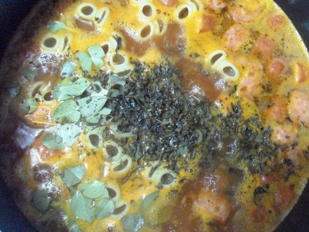 Итальянский говяжий суп с пастой, колбасой и моцареллой.
