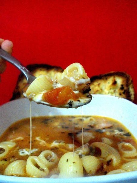 Итальянский говяжий суп с пастой, колбасой и моцареллой.