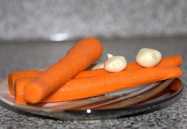 Салат из моркови с чесноком.