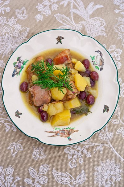 Кролик с картофелем и маслинами/Coniglio con patate e olive.