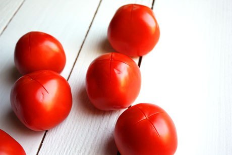 Как быстро снять кожу с помидора?