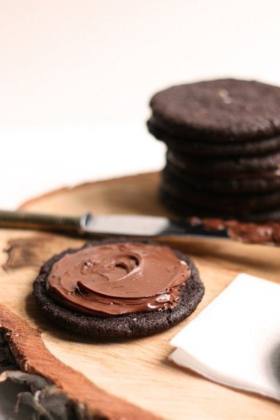 Шоколадное печенье с шоколадной начинкой.