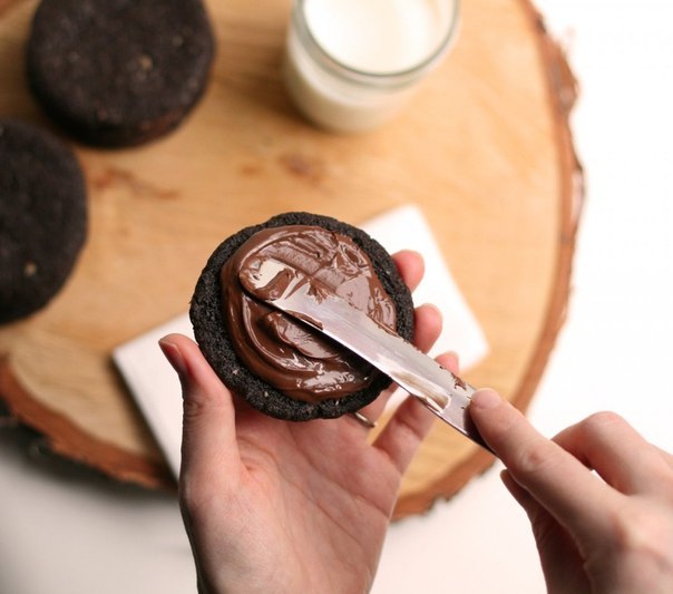 Шоколадное печенье с шоколадной начинкой.