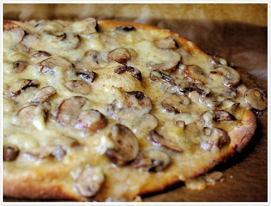 Пицца с сыром и грибами.