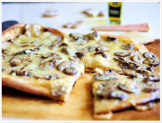 Пицца с сыром и грибами.